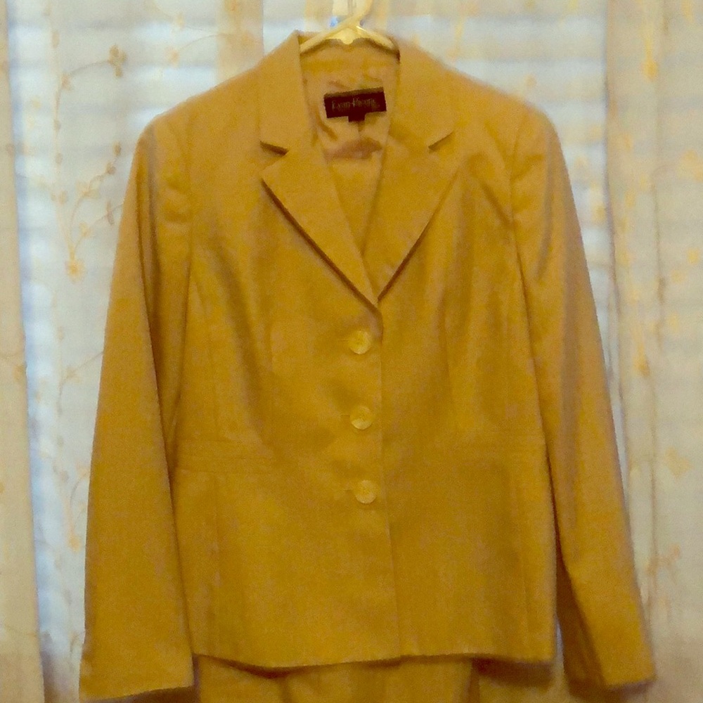 Women’s Pant Suit